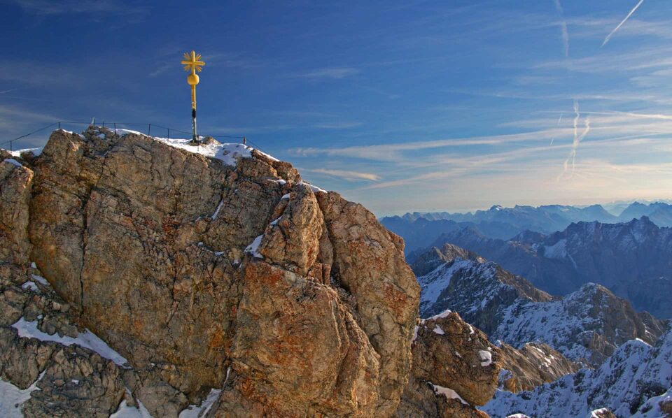 Majestätische Berglandschaft in den Alpen mit Gipfeln, Schneefeldern und Sonnenlicht, ideale Unterkunft für Urlaub im Ferienhaus Karl.