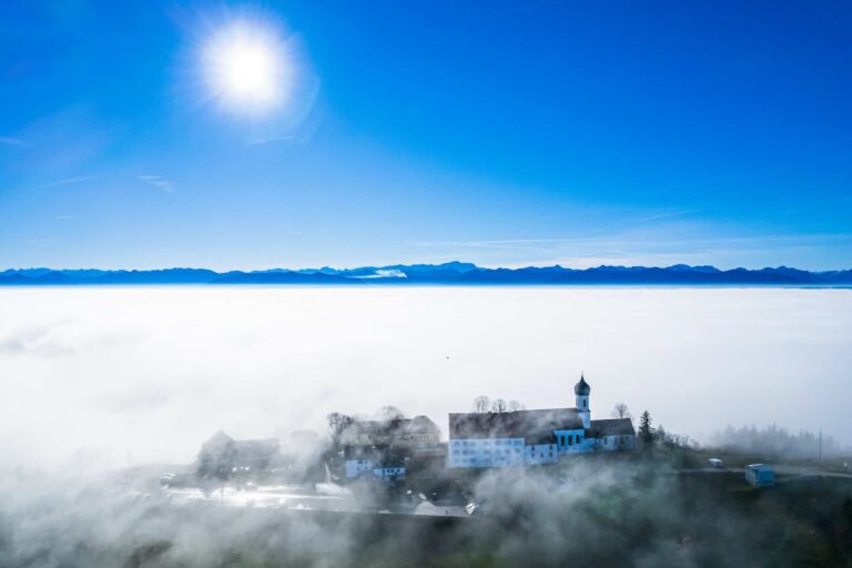 Bergdorf mit Nebel, Blick auf die Berge, idyllisches Ferienhaus, ruhige Lage in den Bergen.