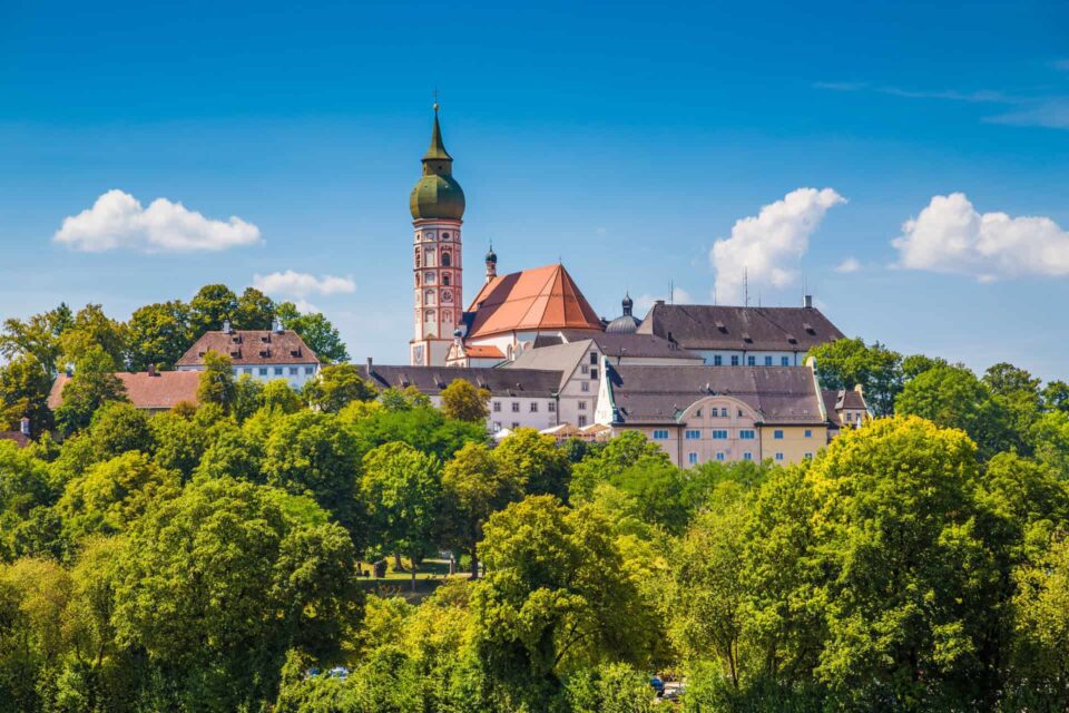 Bergstadt mit barockem Kirchturm und grünen Wäldern, Urlaub im Ferienhaus Karl in Bayern.