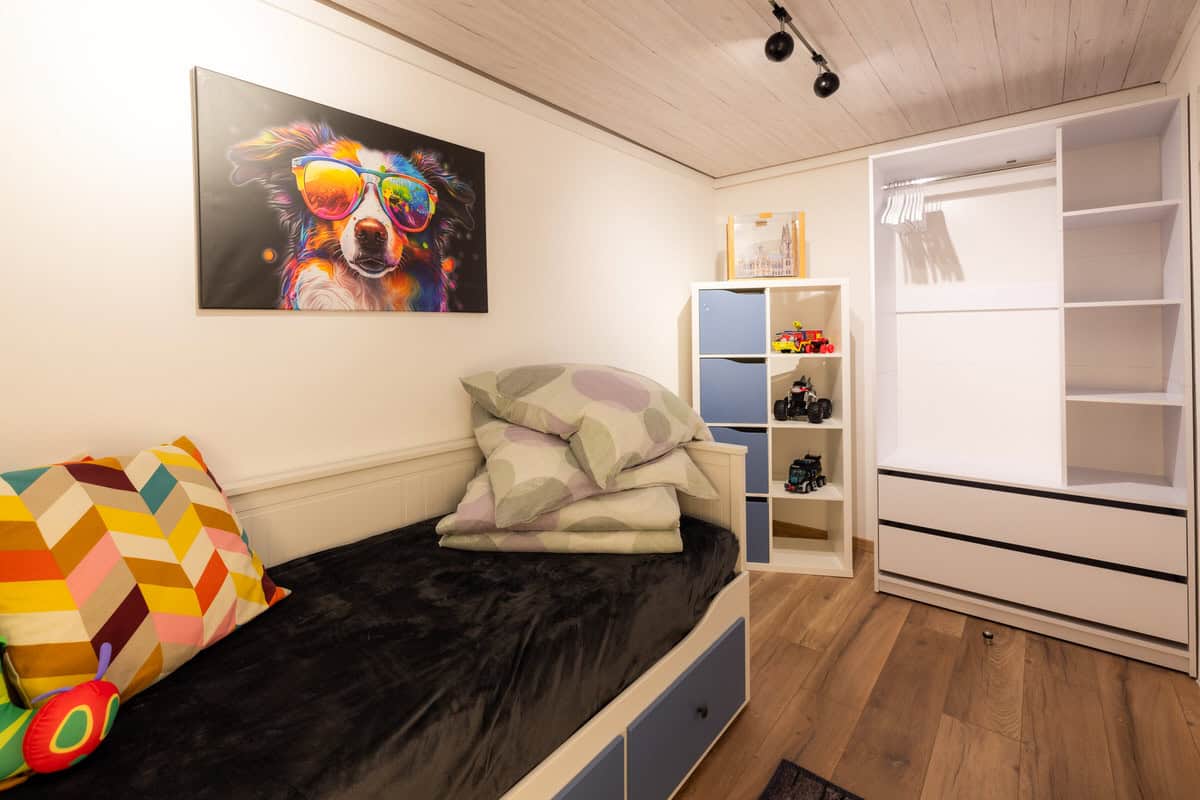 Gemütliches Kinderzimmer im Ferienhaus Karl, mit modernem Bett und Spielzeug, ideal für Familienurlaub.