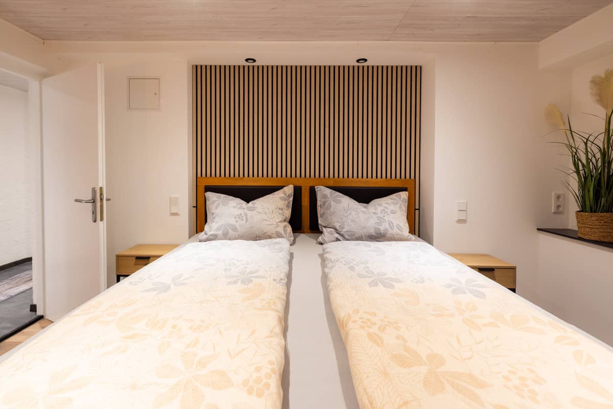 Gemütliches Schlafzimmer im Ferienhaus Karl mit modernen Betten und stilvollem Dekor.