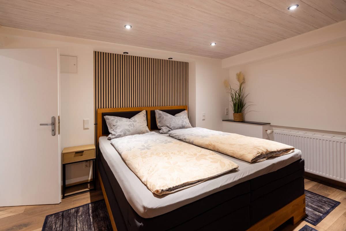 Gemütliches Schlafzimmer im Ferienhaus Karl mit modernem Design und Holzdekor.