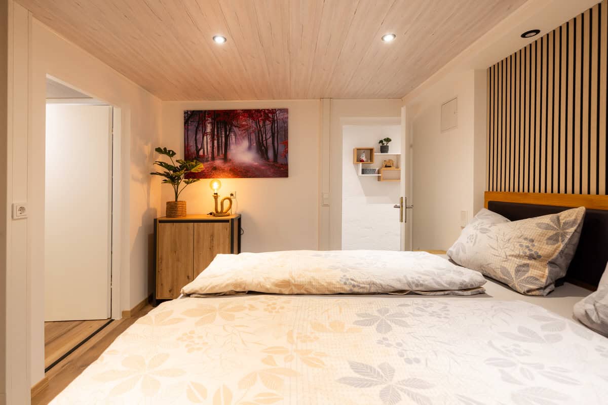 Gemütliches Schlafzimmer mit Holzdecke und moderner Dekoration, Ferienhaus Karl.