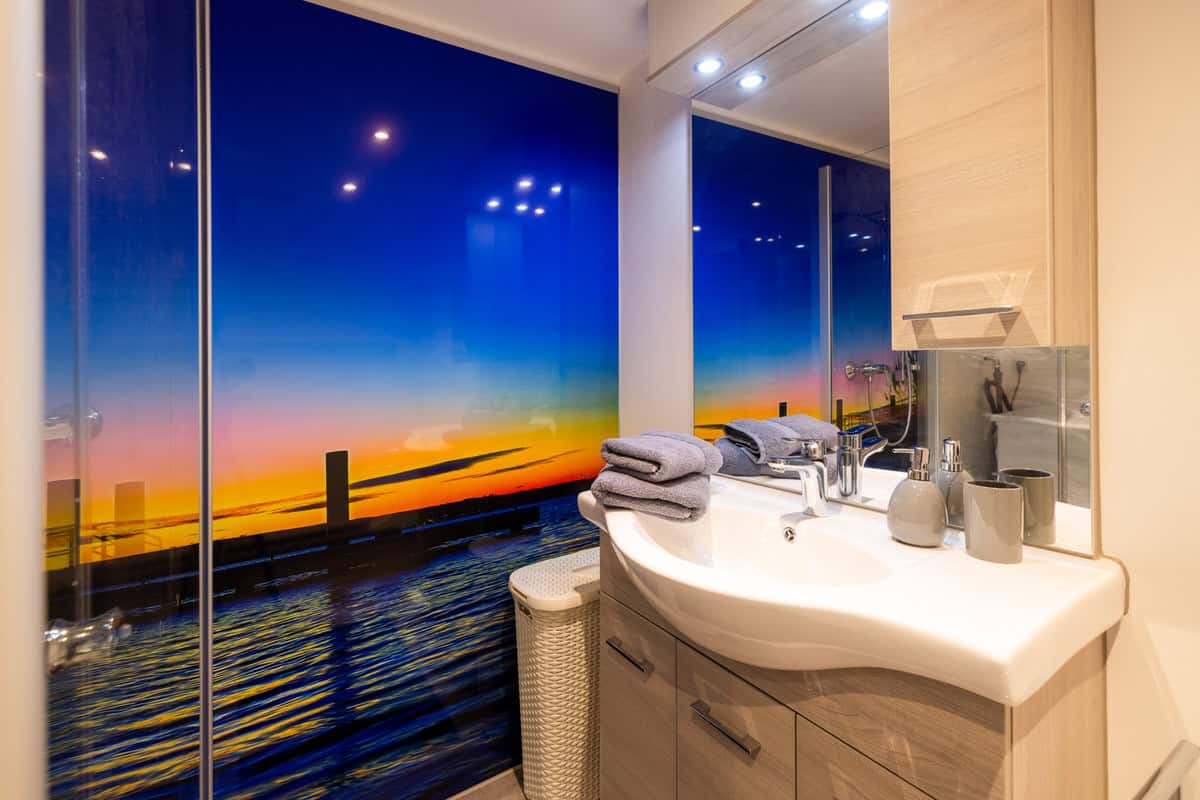 Badezimmer mit Meereskulisse im Ferienhaus Karl, modernes Design, entspanntes Ambiente, perfekte Erholung.