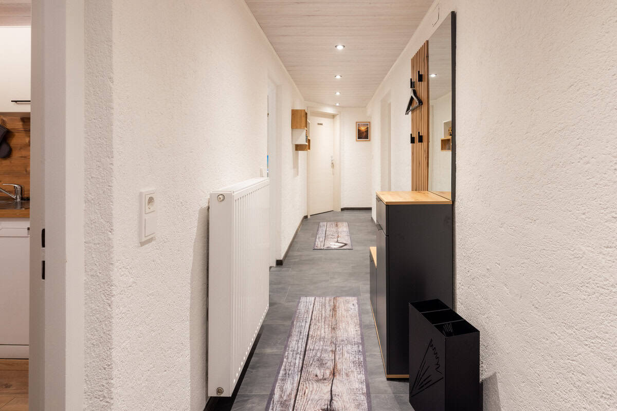 Gemütlicher Flur im Ferienhaus Karl mit moderner Einrichtung, praktische Garderobe und stilvolle Dekoration.