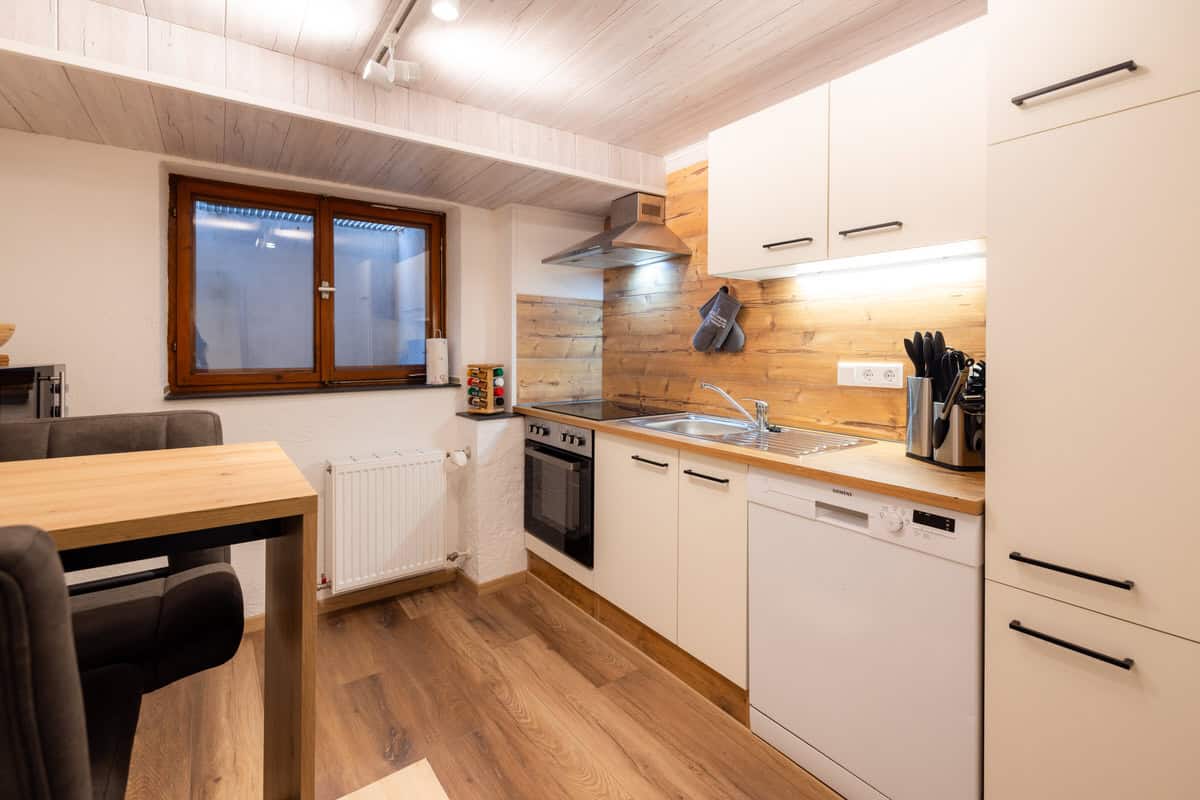 Gemütliche Ferienhaus-Küche mit moderner Ausstattung in Karl, perfekter Ort für Ihren Urlaub.