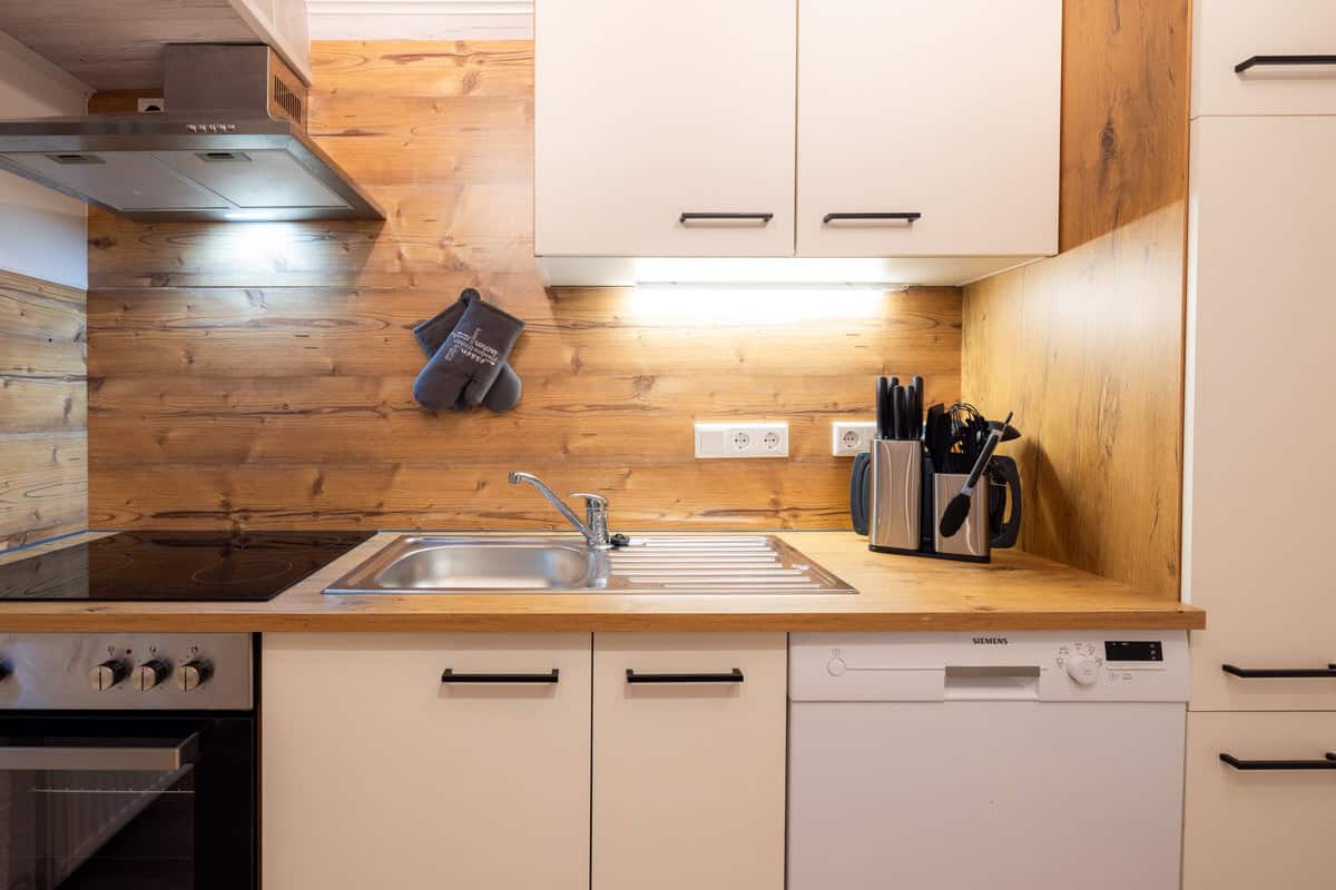 Perfekte Küchenzeile im Ferienhaus Karl, moderne Ausstattung, Holzdesign, ideal für Ihren Urlaub.