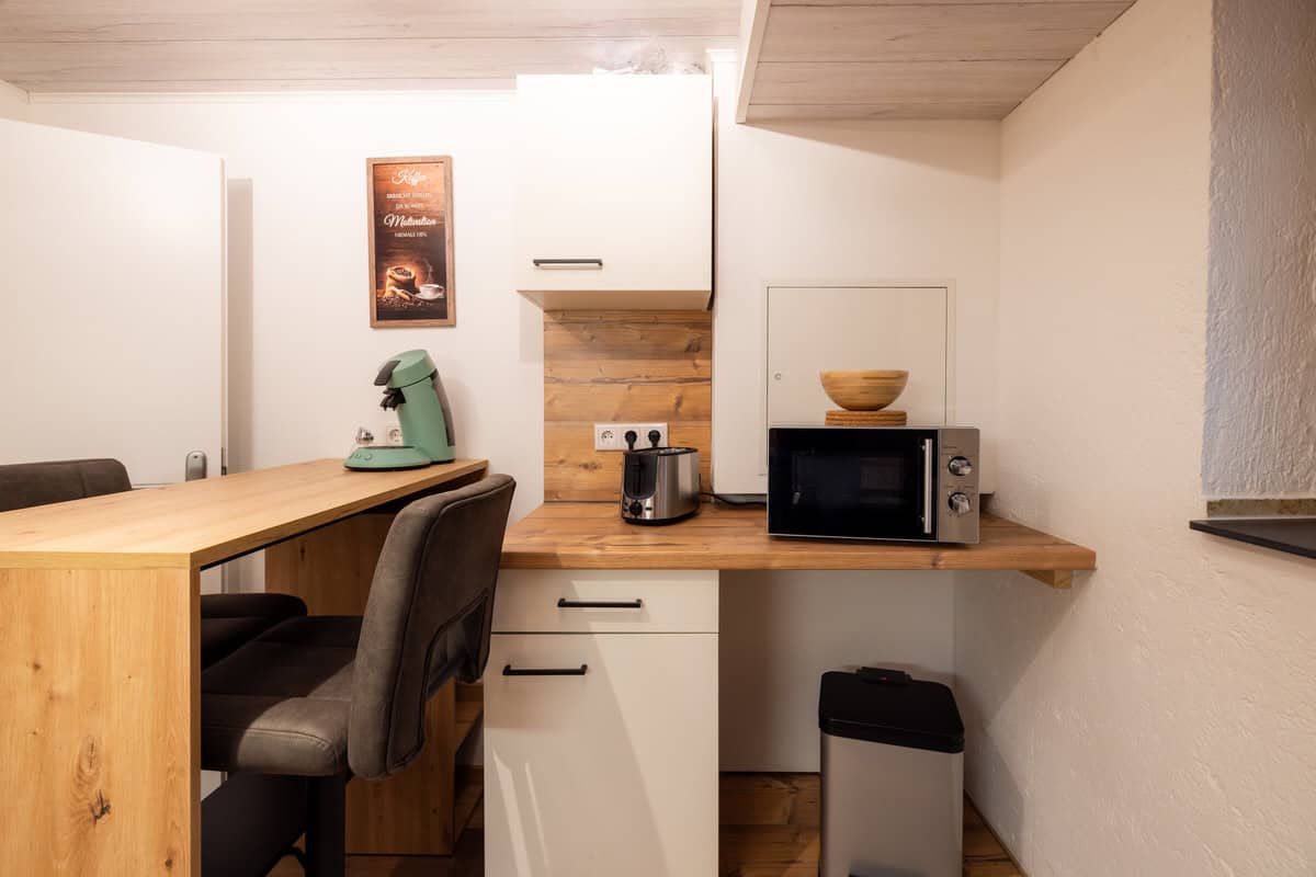 Gemütliche Ferienhaus-Küche mit Mikrowelle, Kaffeemaschine und Toaster in Karl.