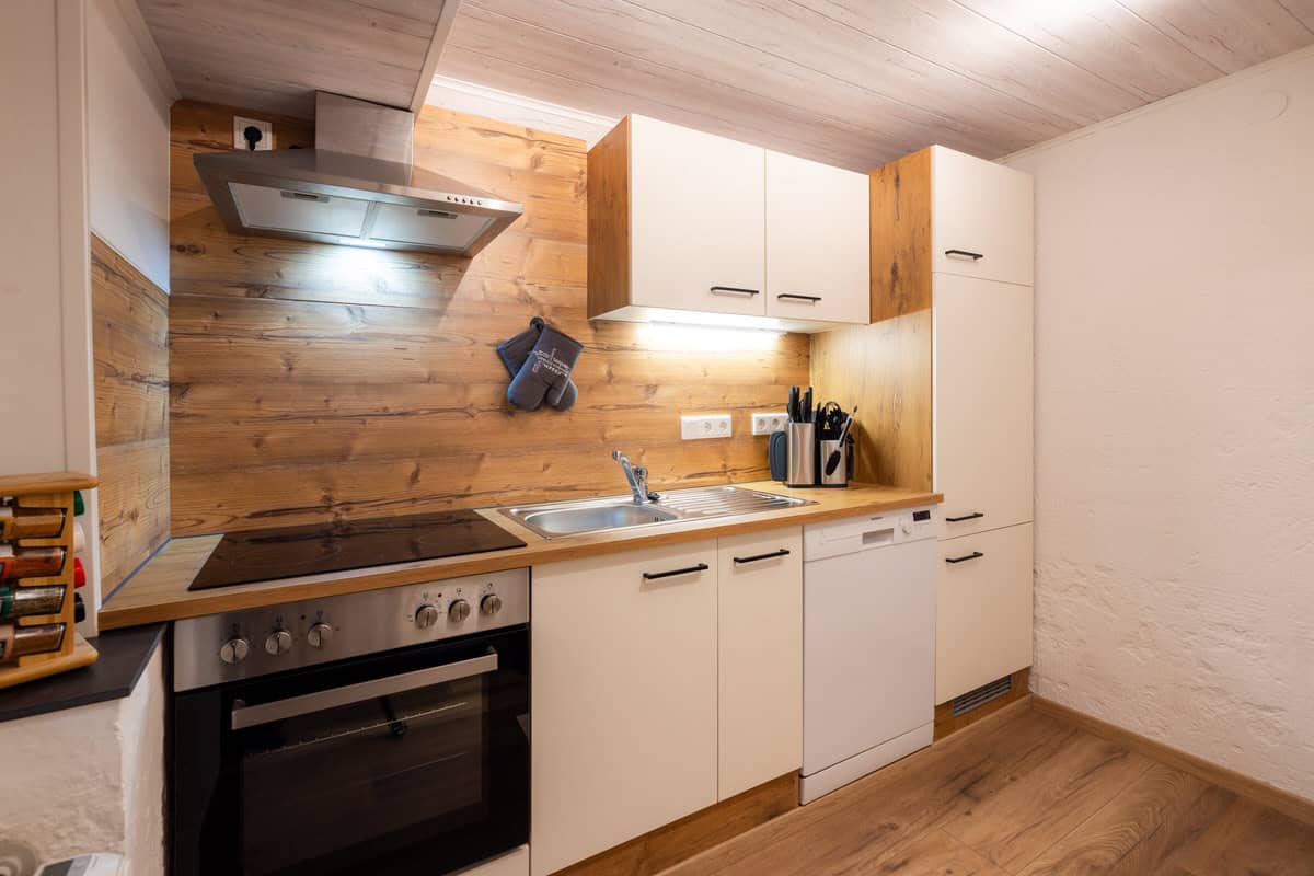 Gemütliche Küchenansicht im Ferienhaus Karl, modernes Interieur, Holzdesign, praktische Ausstattung.