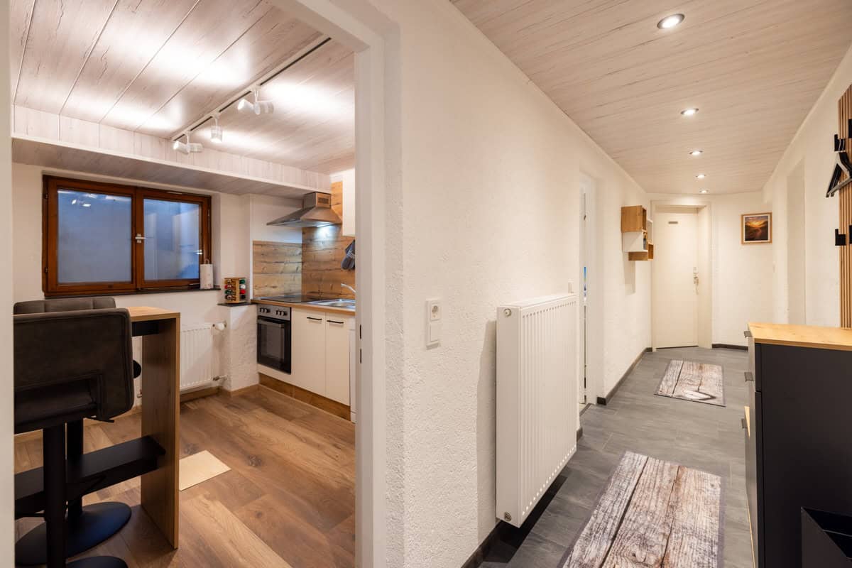Gemütliche Ferienwohnung im Ferienhaus Karl, moderne Küchenzeile mit Holzdekor, gemütliche Atmosphäre.