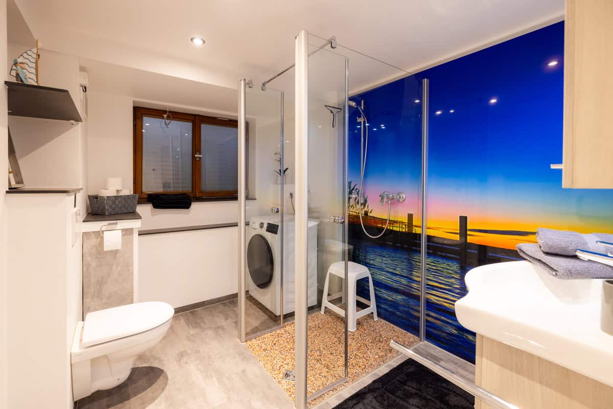 Gemütliches Ferienhaus mit Badezimmer und Meerblick, perfekte Unterkunft in Karl.