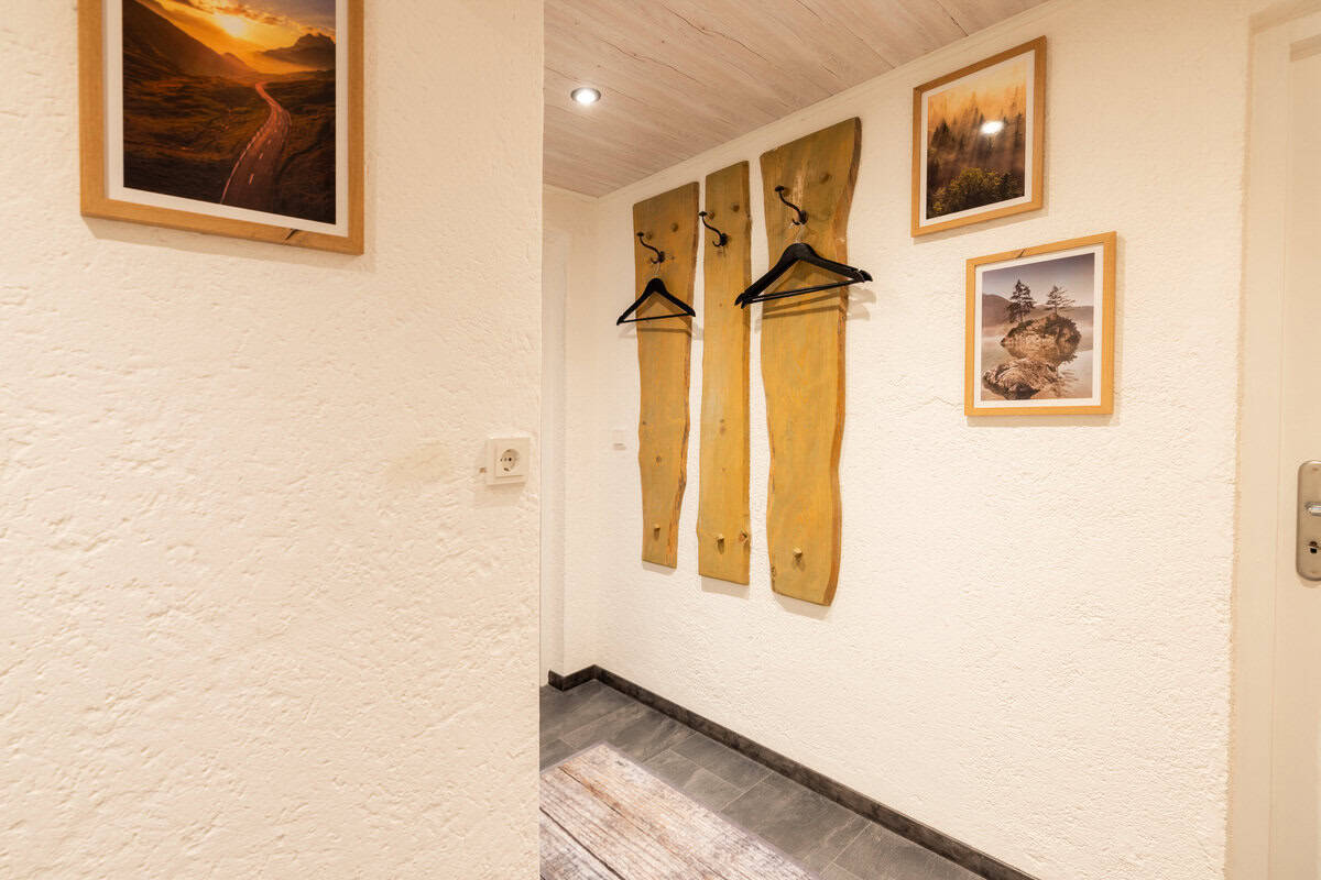 Gemütliche Flur im Ferienhaus Karl mit Wald- und Naturlandschaftendeko.