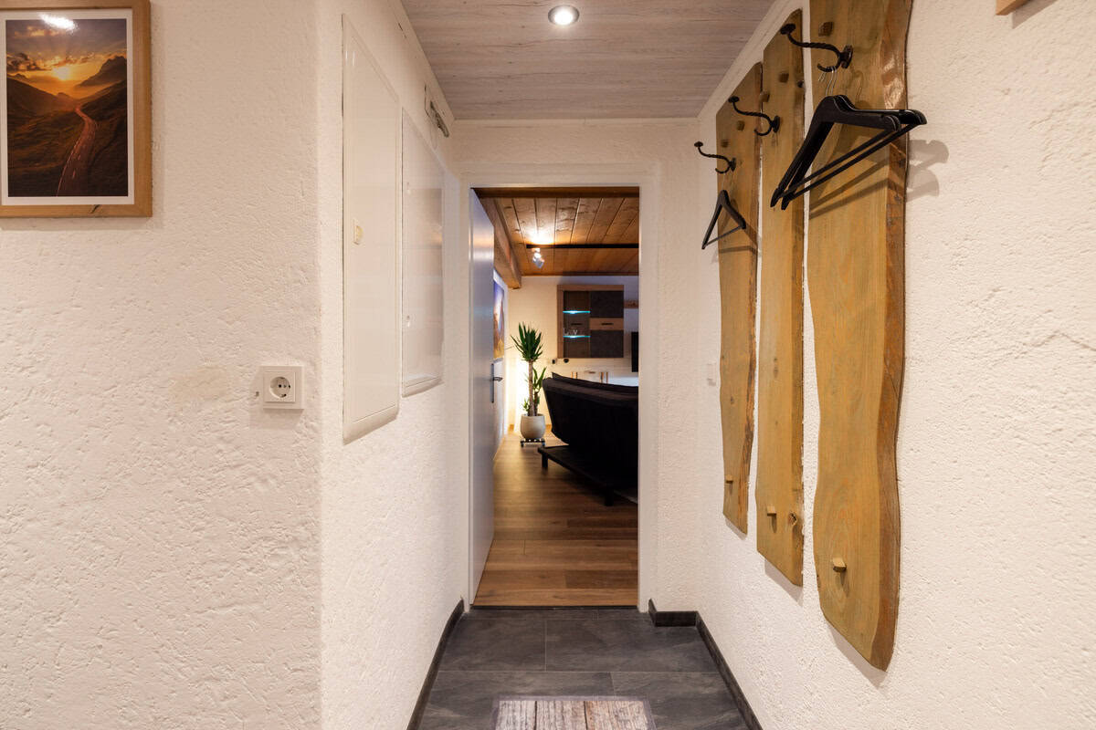 Gemütliche Fluransicht im Ferienhaus Karl, stylisch dekoriert für Ihren Wohlfühlurlaub in Deutschland.