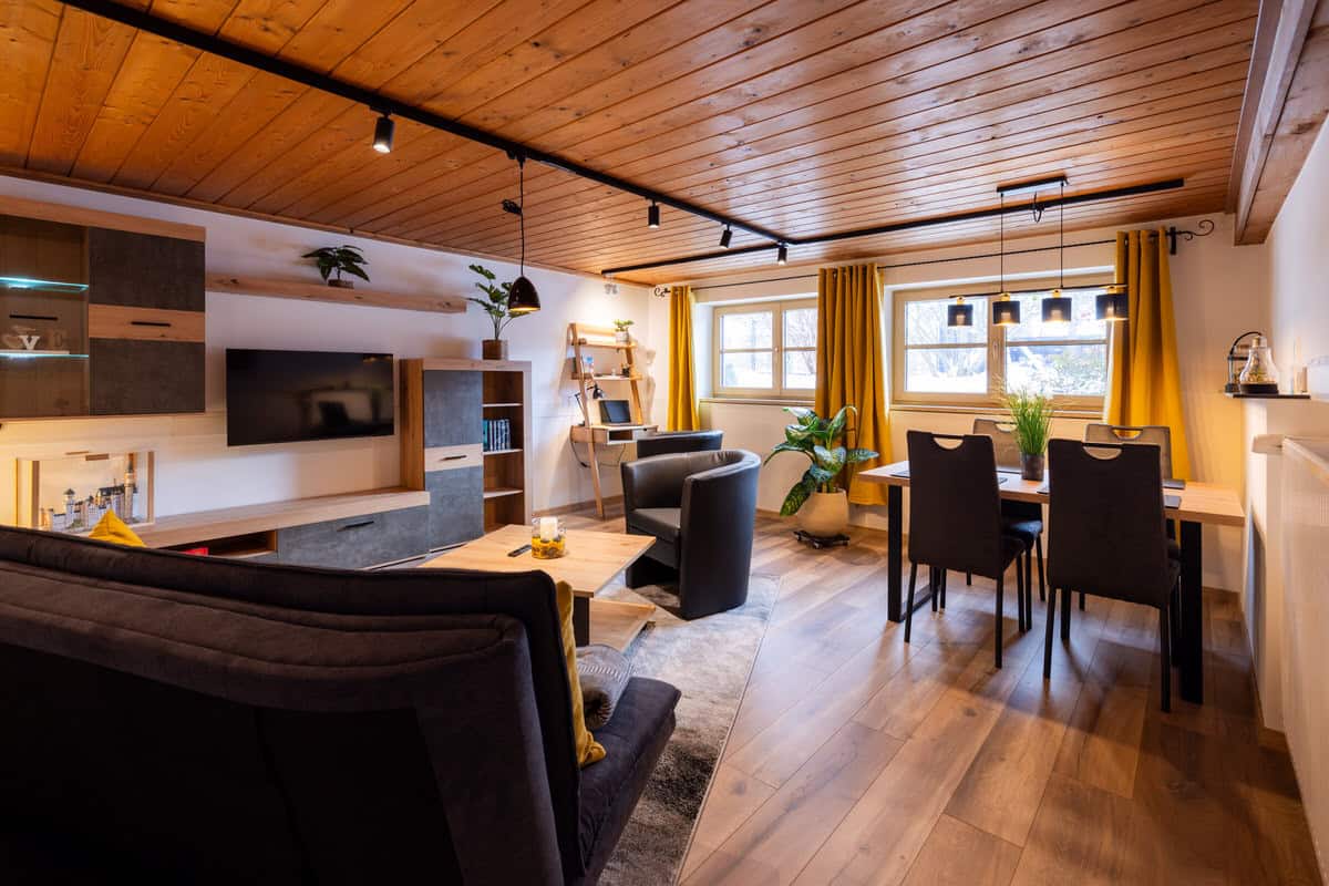 Modernes Ferienhaus mit gemütlichem Wohnzimmer und luxuriöser Einrichtung in Karl, ideal für Ferien.