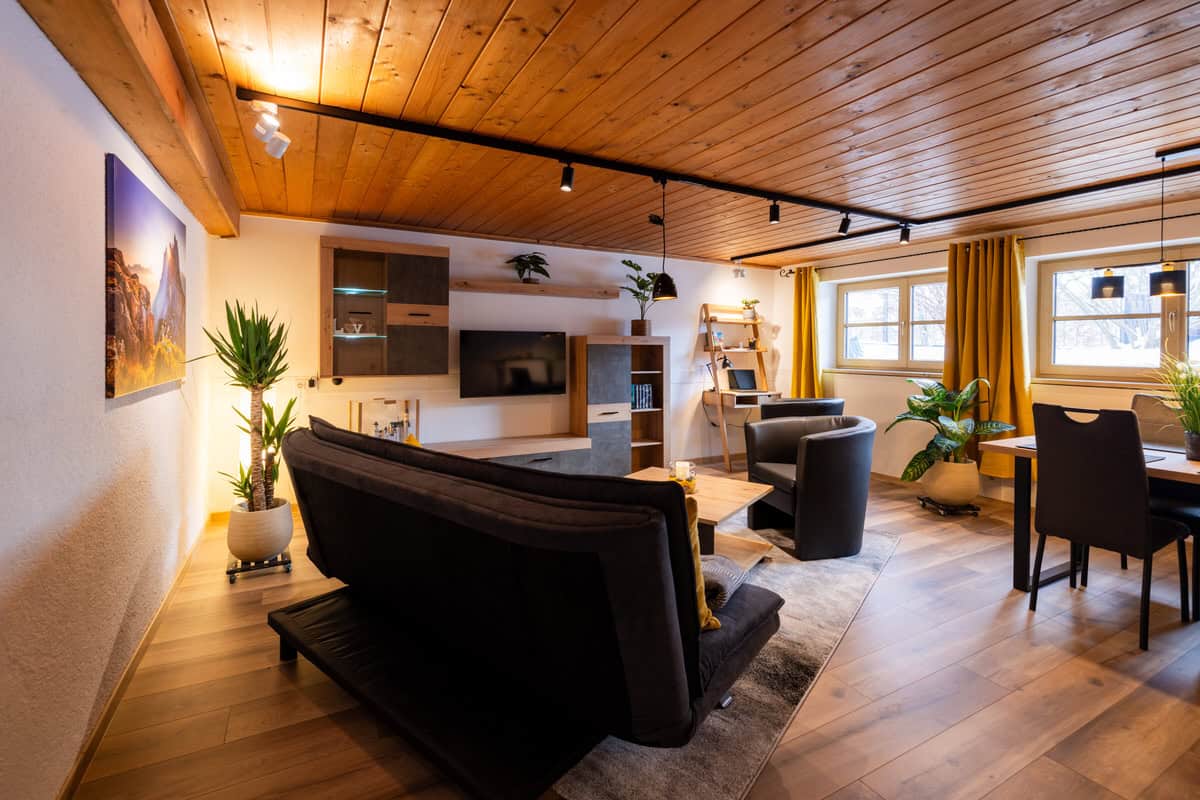 Gemütliches Ferienhaus Wohnzimmer mit moderner Einrichtung und viel Naturlicht.