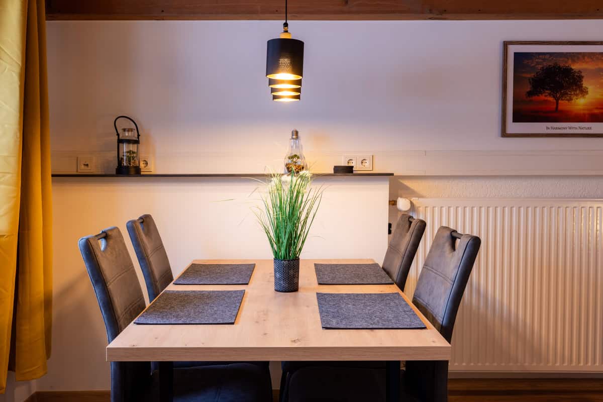 Ruhiges Ferienhaus in Norddeutschland mit gemütlichem Essbereich.