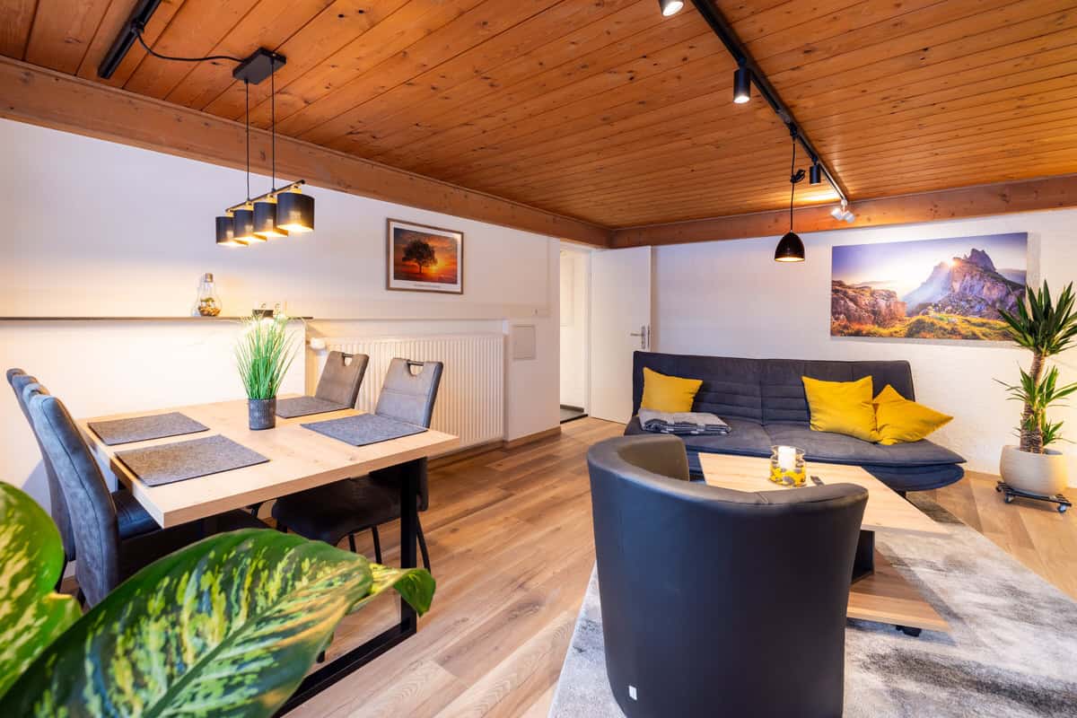 Gemütliches Ferienhaus Innenraum mit moderner Einrichtung und rustikalem Holzdecke in Karl.