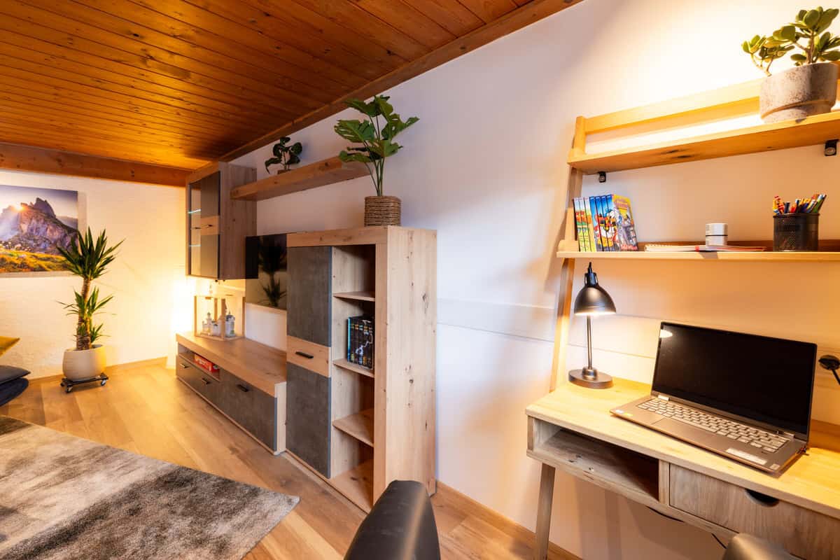 Gemütliches Ferienhaus Karl mit modernem Innenraum und Naturblick, ideal für Entspannung und Familienurlaub.