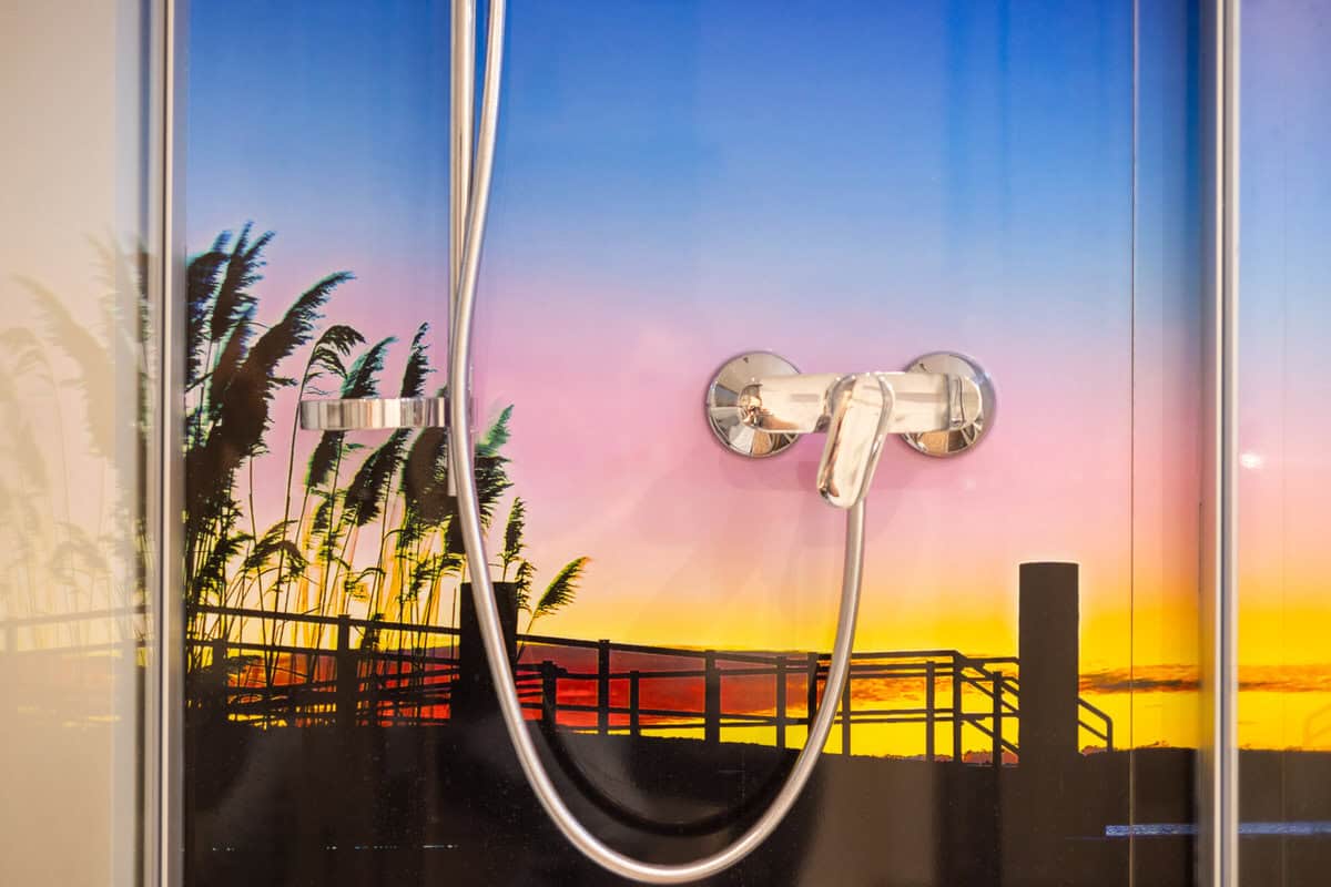 Schwarz-weißer Strand und Sonnenuntergang an der Küste, entspannte Urlaubsstimmung, Ferienhaus Karl.