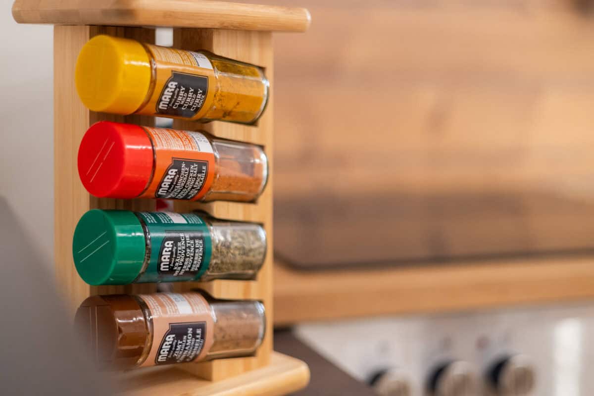 Vorratsbehälter mit Gewürzen in einem Holzregal in der Ferienwohnung Karl.