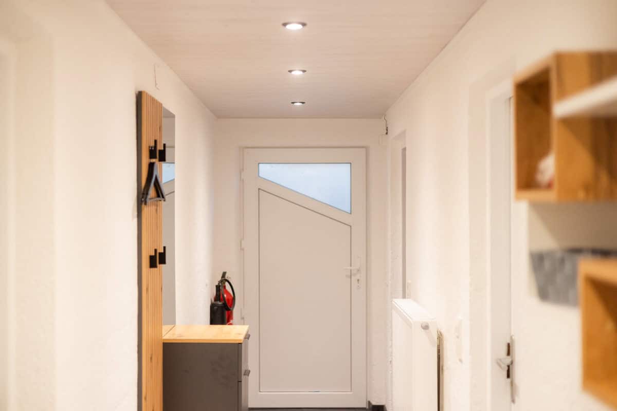 Heller Flur im Ferienhaus Karl mit moderner Einrichtung und Dekoration.