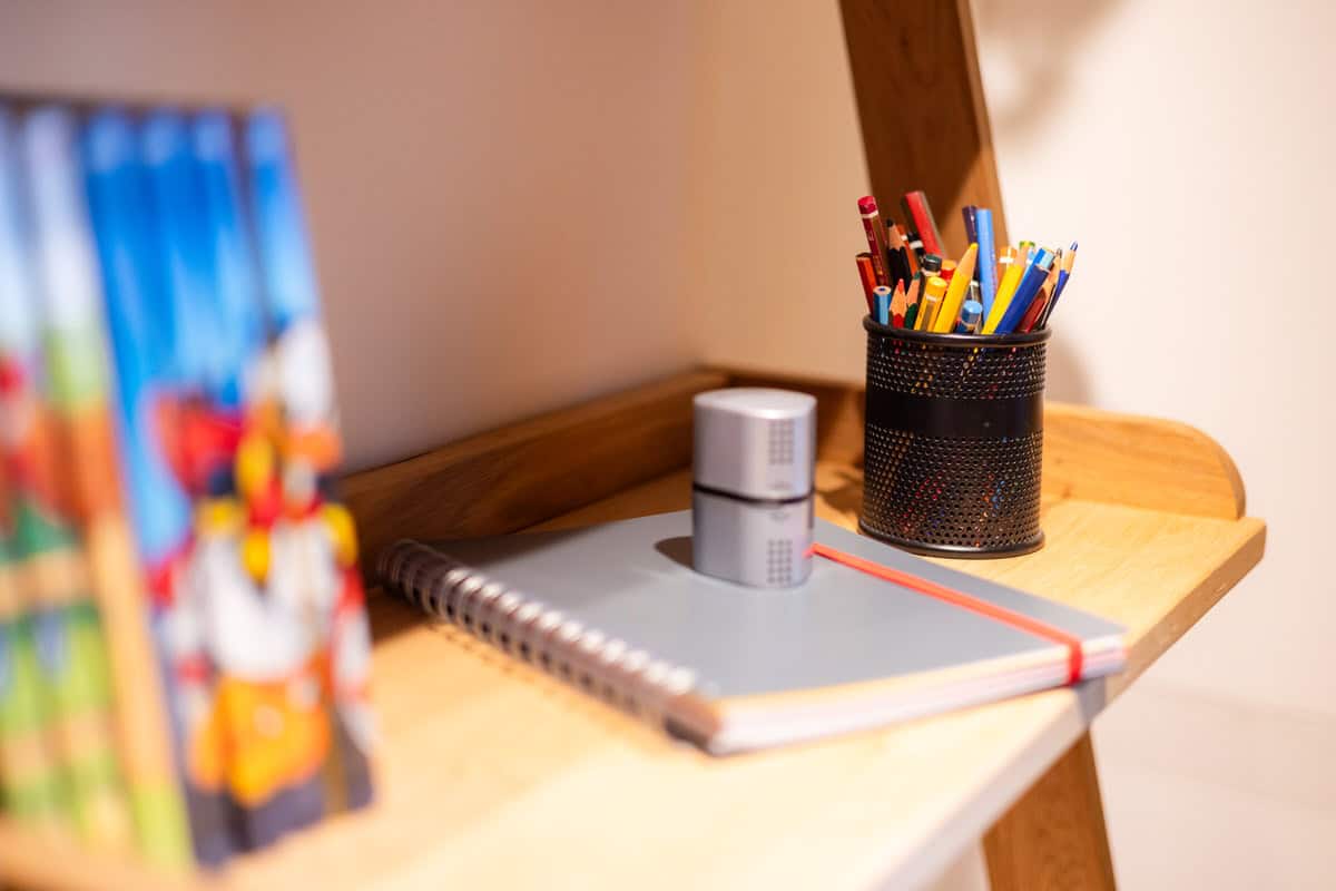 Buntes Filzstifte-Set in Dosen auf Schreibtisch im Ferienhaus Karl.