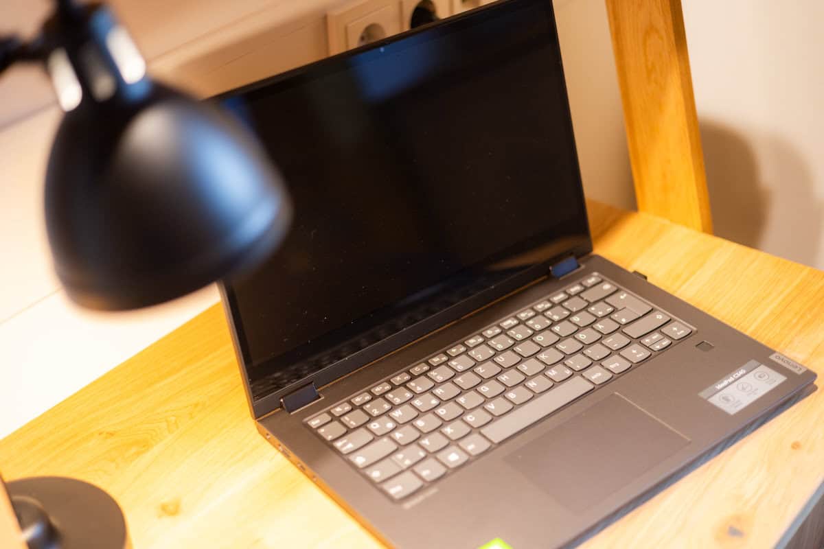 Laptop auf Holzarbeitsfläche, ideal für Urlaubsarbeit, Ferienhaus Karl, gemütliche Atmosphäre, Wohnen in Naturnähe, komfortable Ausstattung, digitale Anbindung, Urlaub im Grünen.