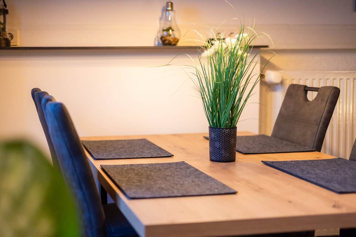 Gemütlicher Essbereich im Ferienhaus Karl, modern eingerichtet, ideal für Familien und Paare.