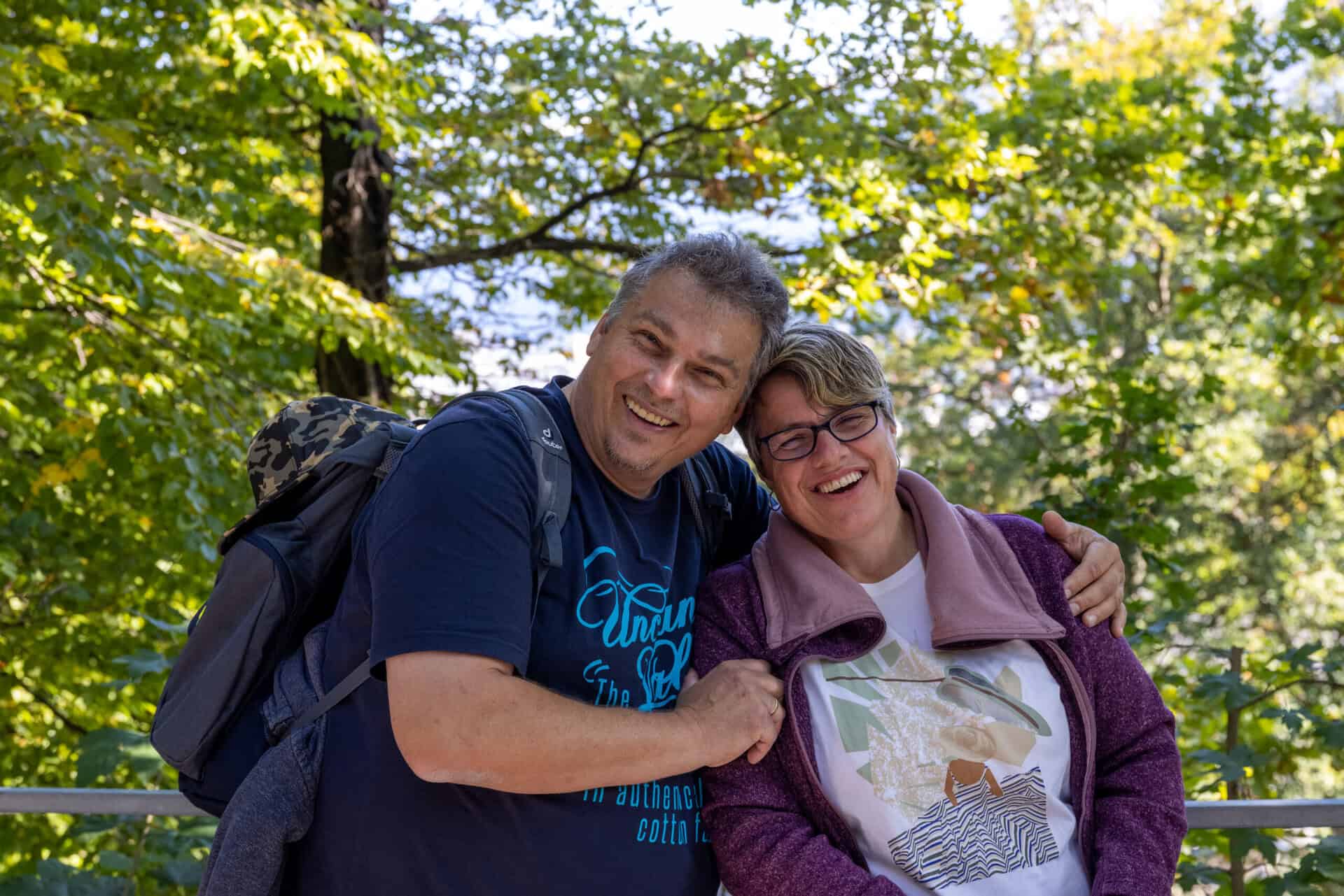 Fröhliche Menschen beim Wandern im grünen Wald, Urlaubsfreude in Ferienhaus Karl.