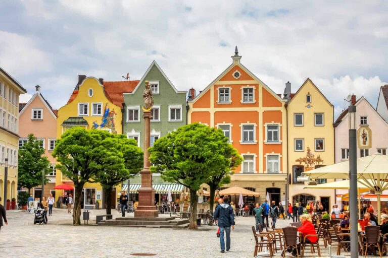 Buntes, historisches Gebäude-Ensemble in der Altstadt mit lebendiger Atmosphäre.