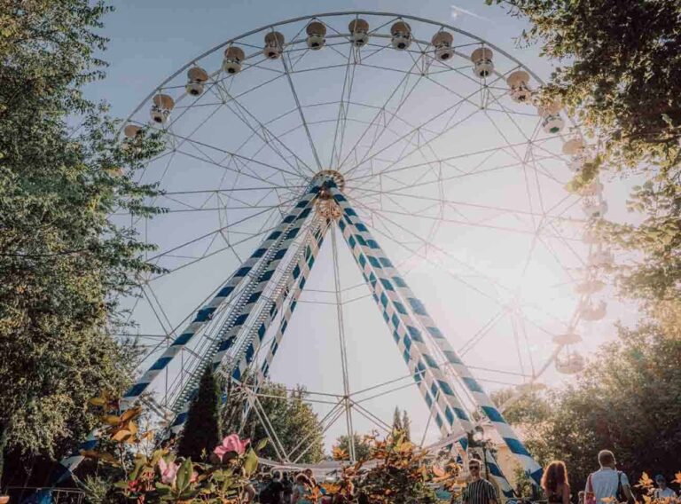 Großer Riesenrad auf Volksfest, Freizeitpark, Sommerfest.