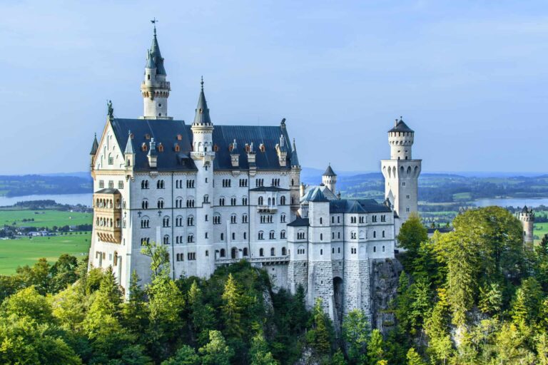 Majestätisches Schloss Neuschwanstein in Bayerisch-Schwaben, ideal für Ferienhaus-Karl-Besucher.