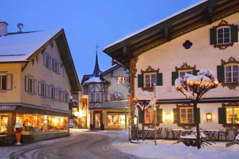 Charmantes Ferienhaus mit traditionellem Stil im winterlichen Oberstaufen, perfekt für Skiurlaub und Erholung.